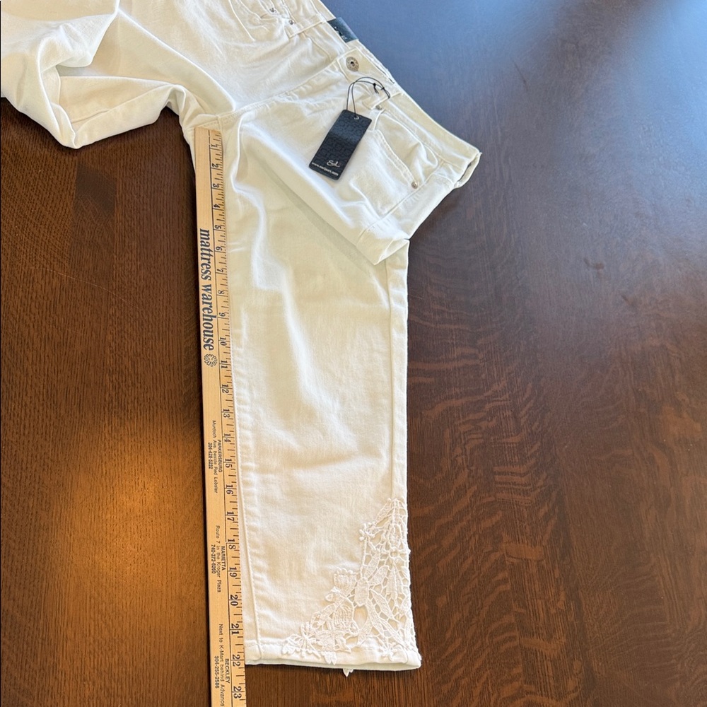 Earl Jeans White Cropped Jeans with Lace Embroidery. Womens size 6. - Picture 8 of 16